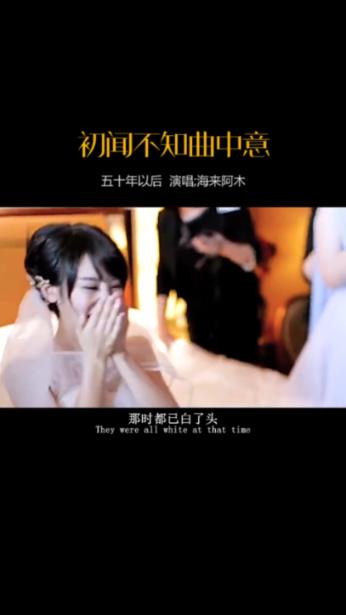 沙滩游玩的女孩们